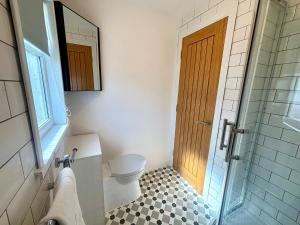 Et badeværelse på Modern Airy Chalets on popular California Sands Holiday Park - short walk to beach, Nr Norfolk Broads & Great Yarmouth + 49 billeder