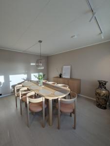 ein Esszimmer mit einem großen Tisch und Stühlen in der Unterkunft Spacious Modern 3BR, Terrace, Aurora & Midnight Sun, Pets allowed, Free Parking, Close to Ski slopes, Snow Dome, Bus stop in Tromsø