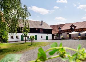 a view of the courtyard of a building at Schlossgut Franken - Doppelzimmer Landgarten in Redwitz an der Rodach