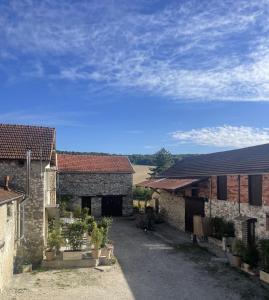 an alley between two stone buildings with a blue sky at La Fermette Champenoise in Jonquery