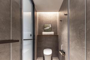 Atour Hotel Shanghai North Bund Dalian Road في شانغهاي: حمام مع مرحاض ودش