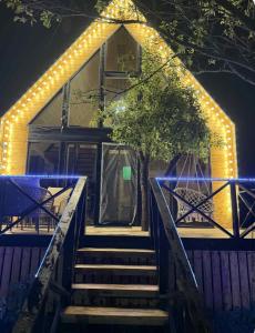 ディリジャンにあるOne in Dilijanの夜に階段に明かりが灯っている家