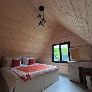 ディリジャンにあるOne in Dilijanの木造家屋内のベッドルーム(ベッド付)