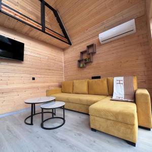 ディリジャンにあるOne in Dilijanのソファとテーブルのあるリビングルーム