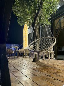 ディリジャンにあるOne in Dilijanの木のあるデッキにある揺れるベンチ