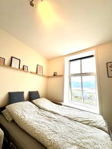 Ένα ή περισσότερα κρεβάτια σε δωμάτιο στο Central and quiet studio apartment in Ålesund