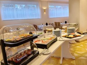 a buffet line with many different types of food at REGIOHOTEL Bunte Stadt in Wernigerode