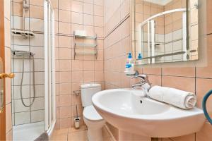 ネルハにあるCasa Natalieの洗面台、トイレ、鏡のあるバスルーム +20枚の写真