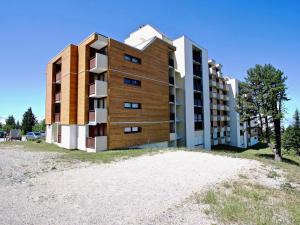 a building on the side of a beach at Coquet studio cabine pour 4 avec balcon et accès direct aux pistes - Chamrousse 1750 - FR-1-340-23 in Chamrousse