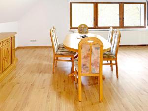 a dining room with a table and four chairs at Moosbett in Kolonie