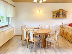 a kitchen and dining room with a table and chairs at Sonnentau in Kolonie