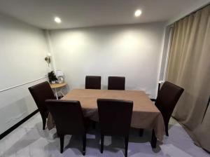 une salle à manger avec une table et des chaises dans l'établissement 4BR 12PAX 7min walk to Samitivej Sukhumvit Hospital, à Klong Toi