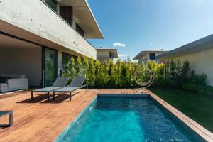 einen Pool auf einer Terrasse neben einem Haus in der Unterkunft Cascais Sandwoods Luxury Villa in Cascais