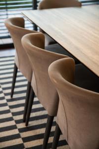 ein Holztisch mit vier Stühlen um ihn herum in der Unterkunft Cascais Sandwoods Luxury Villa in Cascais + 36 Fotos