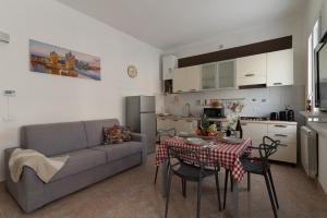 Una cocina y una sala de estar con un sofá y una mesa. en GajoSanti apartments, en Vicenza