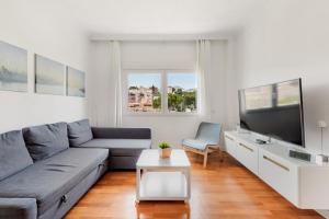 TV a/nebo společenská místnost v ubytování Sky Heaven Nogalera - 2 spacious BR - Heart of Torremolinos