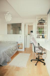 una camera da letto con un letto, una scrivania e una sedia di Costa Adeje Sunset Ocean View with Terrace C By-Tenerife365 ad Adeje Altre 41 foto
