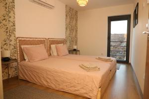a bedroom with a bed with towels on it at Cantinho do Sossego in Miranda do Douro