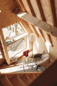 - une vue de tête sur un salon dans une cabane en bois dans l'établissement Fontaine aux Herbes - Ecolodge Humulus lupulus, à Clarbec