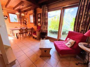 a living room with a red couch and a table at Chalet De Julie - Bel appartement traditionnel 4 pièces sur 2 niveau pour 6 personnes MAE-3734 in Saint-Martin-de-Belleville