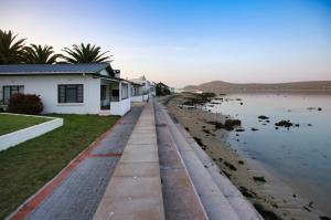 een huis aan de oever van een waterlichaam bij Sea Cottage, Langebaan, 4-sleeper in Langebaan