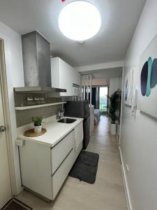 Η κουζίνα ή μικρή κουζίνα στο Amaya Suite