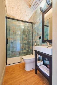 ein Badezimmer mit Dusche, Toilette und Waschbecken in der Unterkunft Melro Cottage House, Douro Valley in Aldeia de Baixo + 25 Fotos