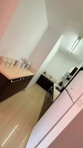 una vista aérea de una cocina con encimera y nevera en Aphrodite Gardens Modern Apartment, en Paphos
