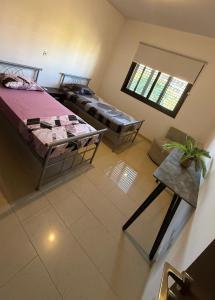 - Vistas a un dormitorio con 2 camas en Aphrodite Gardens Modern Apartment, en Paphos