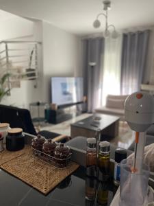TV a/nebo společenská místnost v ubytování Giouli's Maison