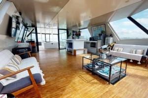 Μια τηλεόραση ή/και κέντρο ψυχαγωγίας στο Yacht Gavrinis