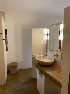 Ένα μπάνιο στο Afrikhaya Guest House