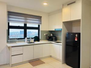 Η κουζίνα ή μικρή κουζίνα στο Ekocheras Premium Suite by Roomsy, Kuala Lumpur