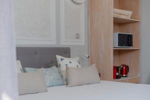 sypialnia z łóżkiem i poduszkami w obiekcie 1 bedroom ensuite private deck & jacuzzi near beach w mieście Pereybere
