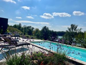 ein Schwimmbad mit Blick auf einen See in der Unterkunft DOBRE 23j - Dom nad jeziorem, z basenem i linią brzegową in Wrzeszczewo