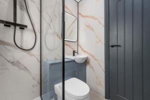 Bilik mandi di Sleek & Sunny 2BR -The Gallery House - Sleeps 5 - Family Friendly