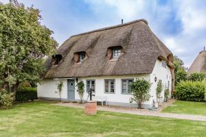 a thatched cottage with a grass yard at Anno 1799 in Oevenum