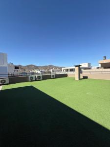 a roof with a green lawn on top of a building at Departamento premium con amplio patio en pleno centro de Carlos Paz in Villa Carlos Paz