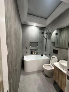 Ένα μπάνιο στο 2 Bedroom Apartment Darlinghurst with Patio Access