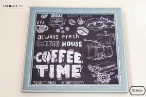 um sinal de quadro negro com uma hora de café no café em Villa La Punta em Lima