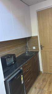 Køkken eller tekøkken på Kaveri Stay