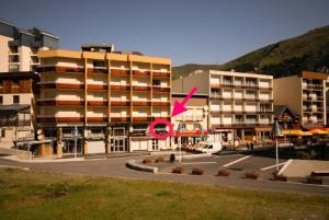 a building with a pink arrow in front of it at Résidence Marmottes - 2 Pièces pour 8 Personnes MAE-6013 in Gourette