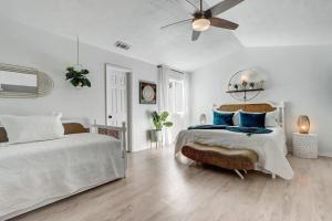 En eller flere senge i et værelse på Classy Bohemian Beach Cabana- Close to Beach