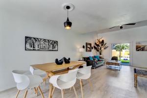 Et opholdsområde på Classy Bohemian Beach Cabana- Close to Beach