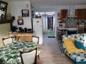 Køkken eller tekøkken på Maison de charme en station thermale + 2 billeder