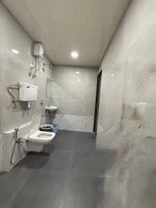 un bagno bianco con un water e un lavandino di Hotel Marine Line Near Bombay Hospital a Mumbai