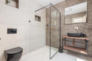 Koupelna v ubytování Luxury Villa Ivana with heated hydromassage pool + 42 fotografií