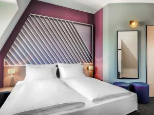 Ένα ή περισσότερα κρεβάτια σε δωμάτιο στο B&B HOTEL Gießen-City