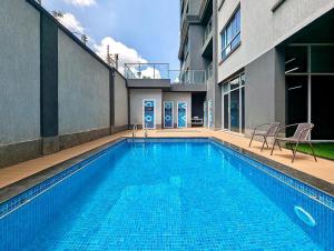 Bazén v ubytování Modern, stylish, pristine apartment with fast WiFi, gym and pool in Lavington Nairobi nebo v jeho okolí