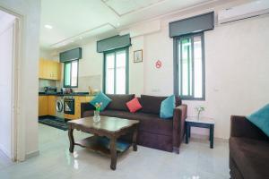 a living room with a couch and a table at Minimalist Fast Wifi &Ocean View in Tangier